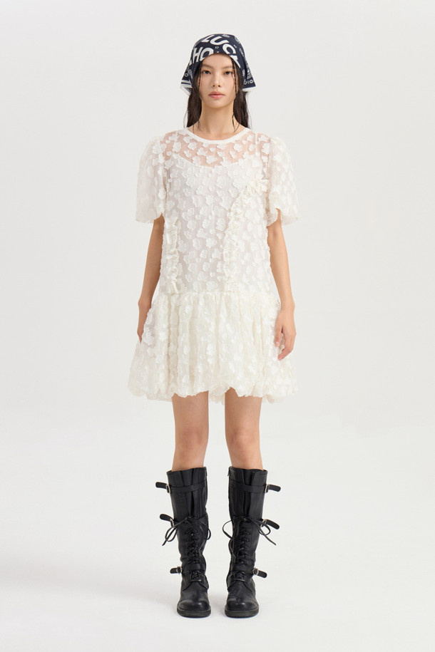 다크 네이비 색상의 페이즐리 스퀘어 스카프입니다. 면과 실크 혼방 소재로 제작되어 부드러운 촉감을 선사하며, 봄, 여름, 가을 계절에 착용하기 좋습니다. 클래식과 캐주얼 스타일 모두 소화 가능하며, 헤어밴드 또는 탑으로도 활용 가능한 다용도 아이템입니다. 동네 마실룩, 카페룩, 여행룩 등 다양한 TPO에 맞춰 스타일링 해보세요. 미니멀한 룩에도 포인트 아이템으로 활용하기 좋습니다.
