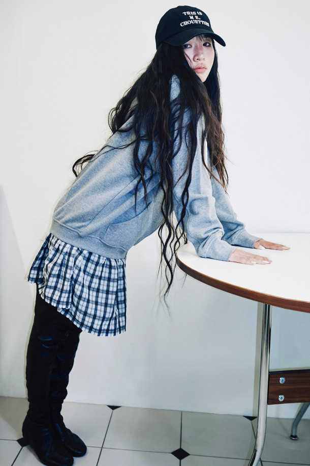 LUCKY CHOUETTE(럭키슈에뜨) Chouetties U넥 슬리브리스 원피스 (블랙)입니다. 깊고 와이드한 U넥 디자인과 솔리드, 체크 소재의 세련된 믹스가 돋보입니다. 허리 스트링 디테일과 Lucky Crescent Moon 모티브 패치 자수가 포인트로 더해졌으며, 단독 또는 레이어드하여 다양한 스타일을 연출할 수 있습니다. 데이트룩, 카페룩, 모임룩에 어울리는 클래식, 미니멀, 걸리시 무드의 슬리브리스 원피스입니다. 봄, 여름 시즌에 시원하고 스타일리시하게 즐겨보세요.
