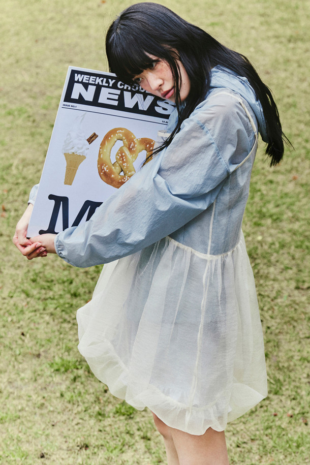 Chouetties by 럭키슈에뜨 레이어링 슬리브리스 원피스 (옐로우)는 얇은 두께감과 페미닌한 스타일의 여성용 원피스입니다. 봄, 여름 시즌에 어울리는 민소매 디자인으로, 셔링 디테일과 은은한 광택감이 특징입니다. 조절 가능한 어깨끈으로 편안하게 착용 가능하며, 레이어링하여 다양한 스타일을 연출할 수 있습니다. 데이트룩, 카페룩, 여행룩에 적합하며, 미니멀, 로맨틱, 클래식 스타일을 즐기는 분들께 추천합니다. 뒤 라벨 장식으로 포인트를 더했습니다.
