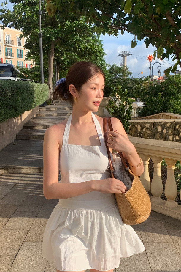 럭키슈에뜨의 Chouetties (슈에티스) 홀터넥 미니 드레스 (화이트)는 여성스러운 무드를 연출하는 여름 스타일의 미니 원피스입니다. A라인 플레어 스커트에 달 모티프 패턴이 더해져 로맨틱한 분위기를 자아내며, 홀터넥과 민소매 디자인으로 시원함을 더했습니다. 허리 밴딩과 등판 리본 디테일, 안감 처리가 편안한 착용감을 선사하며, 레이어드 스타일링이 가능하여 다양한 연출이 가능합니다. 데이트룩, 휴가룩, 리조트룩 등 TPO에 구애받지 않고, 걸리시하고 리조트한 스타일을 완성할 수 있습니다.
