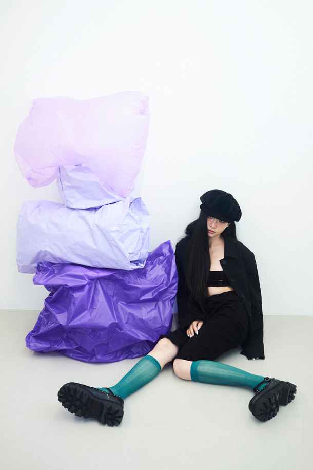 럭키슈에뜨(LUCKY CHOUETTE)의 Chouetties Frill Point 재킷은 우아하고 페미닌한 스타일을 연출하는 여성용 블랙 자켓입니다. 봄, 가을에 착용하기 좋으며, 레귤러 핏과 보통 두께감으로 편안하게 즐길 수 있습니다. 테일러드 코트 타입에 싱글 버튼 여밈으로 깔끔함을 더하고, 어깨 패드와 러플 디테일이 특징입니다. 안감과 스트라이프 무늬가 고급스러운 느낌을 주며, 오피스룩, 모임룩, 데이트룩 등 다양한 TPO에 활용 가능합니다. 클래식, 미니멀, 시크한 스타일을 선호하는 분들께 추천합니다.
