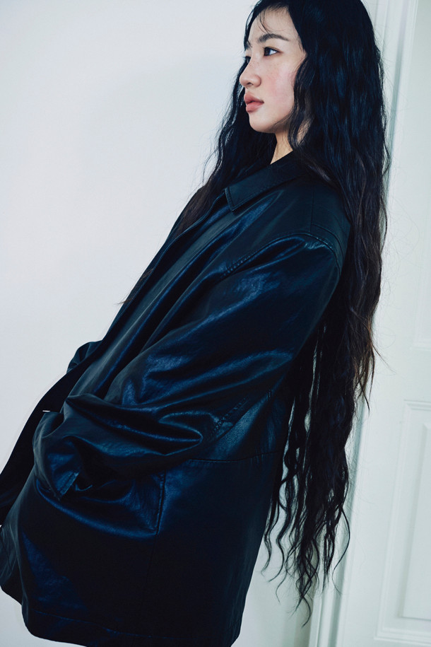 LUCKY CHOUETTE (럭키슈에뜨)의 Chouetties 페이크 레더 재킷 (블랙)입니다. 부드러운 촉감의 인조 가죽 소재로 제작되었으며, 봄, 가을에 착용하기 좋은 두께감입니다. 루즈핏 싱글 버튼 디자인으로 매니시하면서도 캐주얼한 스타일을 연출할 수 있습니다. 어깨 패드가 내장되어 있으며, 양쪽 아웃 포켓과 가먼트 워싱 처리로 디테일을 더했습니다. 출근룩, 모임룩, 데이트룩 등 다양한 TPO에 미니멀, 클래식, 시크한 무드로 활용하기 좋습니다.
