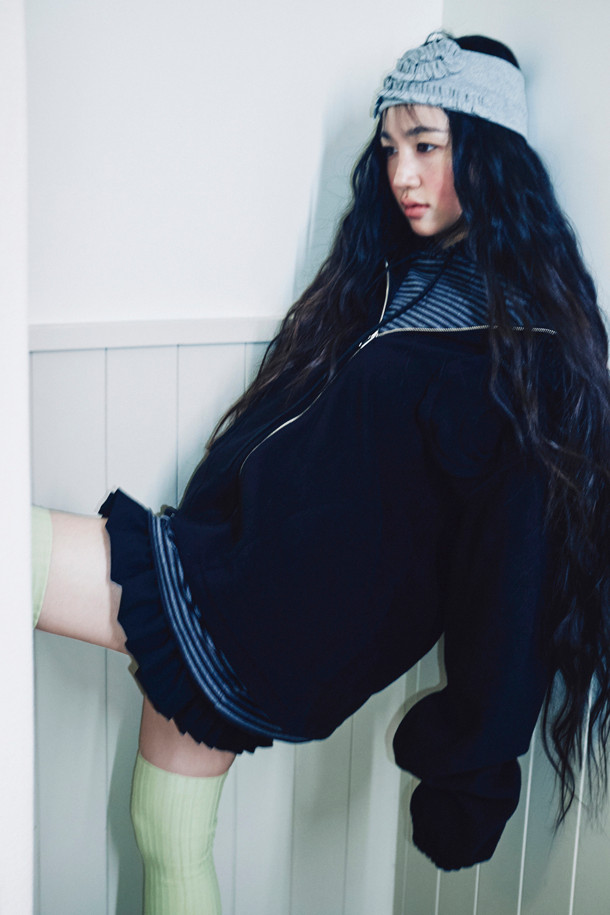 럭키슈에뜨(LUCKY CHOUETTE)의 프릴 헴 미니 스커트(black)입니다. 캐주얼한 무드의 블랙 미니스커트로, H라인 핏과 로우라이즈 디자인이 특징입니다. 폴리에스테르 소재로 제작되어 사계절 내내 편안하게 착용할 수 있으며, 프릴 밑단 디테일이 여성스러운 포인트를 더합니다. 사이드 지퍼로 간편하게 여닫을 수 있으며, 데이트룩, 쇼핑룩 등 다양한 TPO에 활용 가능합니다. 레이어드 스타일링을 통해 미니멀, 클래식 룩을 연출할 수 있습니다.
