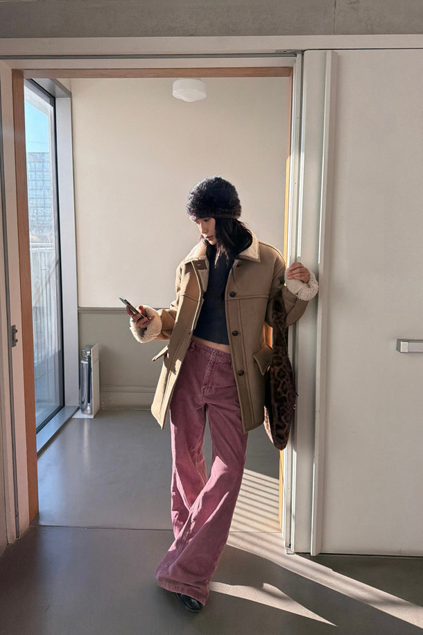 럭키슈에뜨 Chouetties (쇼티스) Fake Mustang (베이지)는 여성스러운 캐주얼 스타일을 연출하는 무스탕입니다. 스웨이드와 덤블 소재의 조화로 포근하고 부드러운 촉감을 선사하며, 두꺼운 두께감으로 따뜻하게 착용할 수 있습니다. 넉넉한 루즈핏과 스탠다드핏 디자인으로 편안한 착용감을 제공하며, 하프 기장으로 다양한 하의와 매치하기 좋습니다. 아웃포켓 디테일과 로고 엠보 포인트가 디자인의 포인트를 더하며, 가을과 겨울 시즌 데일리룩에 활용하기 좋습니다. 베이지 컬러는 미니멀하고 클래식한 분위기를 연출합니다.
