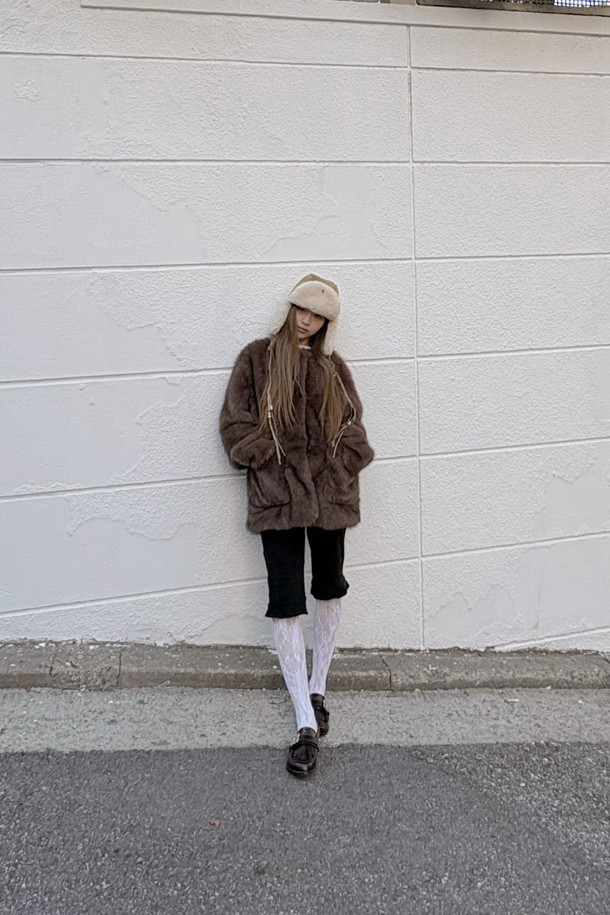 럭키슈에뜨의 슈에티스 페이크 퍼 재킷(브라운)은 출근룩, 오피스룩, 비즈니스 캐주얼에 어울리는 아이템입니다. 클래식, 미니멀, 시크한 스타일을 연출하기에 적합하며, 부드러운 페이크 퍼 소재가 고급스러운 분위기를 더합니다. 브라운 컬러는 따뜻하고 세련된 느낌을 주어 다양한 옷차림에 코디하기 좋습니다. 럭키슈에뜨만의 감각적인 디자인으로, 겨울철 스타일링에 포인트를 더해보세요. 페이크 퍼 재킷으로 시크하고 따뜻한 겨울을 완성하세요.
