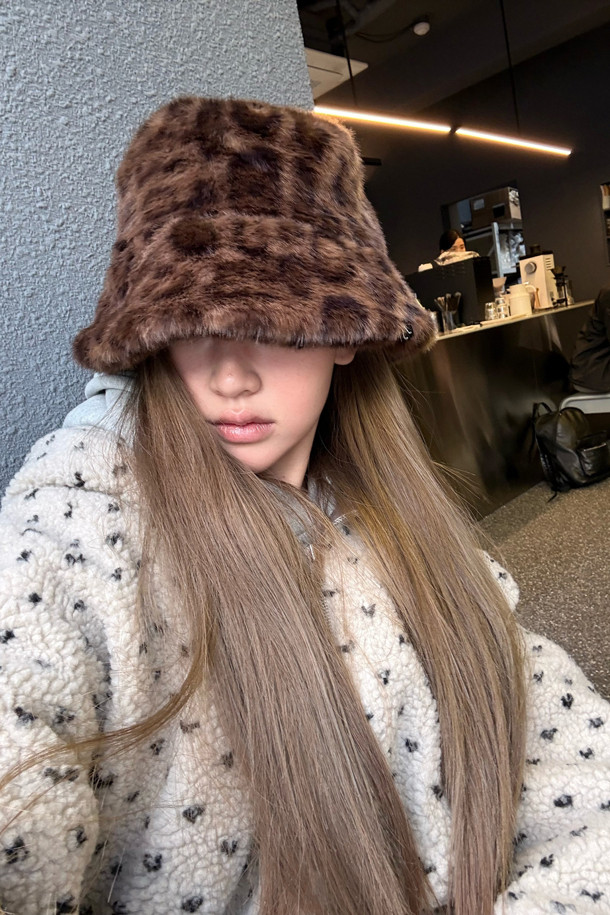 Chouetties by LUCKY CHOUETTE(슈에뜨 바이 럭키슈에뜨)의 페이크 퍼 후드 점퍼(베이지)입니다. 부드러운 플리스와 페이크 퍼 소재로 제작되어 포근하고 따뜻한 착용감을 선사하며, 겨울철은 물론 가을에도 활용하기 좋습니다. 캐주얼, 미니멀, 고프코어 스타일을 아우르는 디자인으로 캠핑룩, 산책룩 등 다양한 TPO에 매치하기 용이합니다. 도트와 하트 패턴이 사랑스러운 분위기를 더하고, 오버핏 실루엣과 후드 디자인으로 편안하면서도 스타일리시하게 연출할 수 있습니다. 투웨이 지퍼, 소매단 및 밑단 밴딩, 레터링 자수, 솔리드 안감 등의 디테일이 돋보이는 두꺼운 두께감의 긴소매 점퍼입니다.
