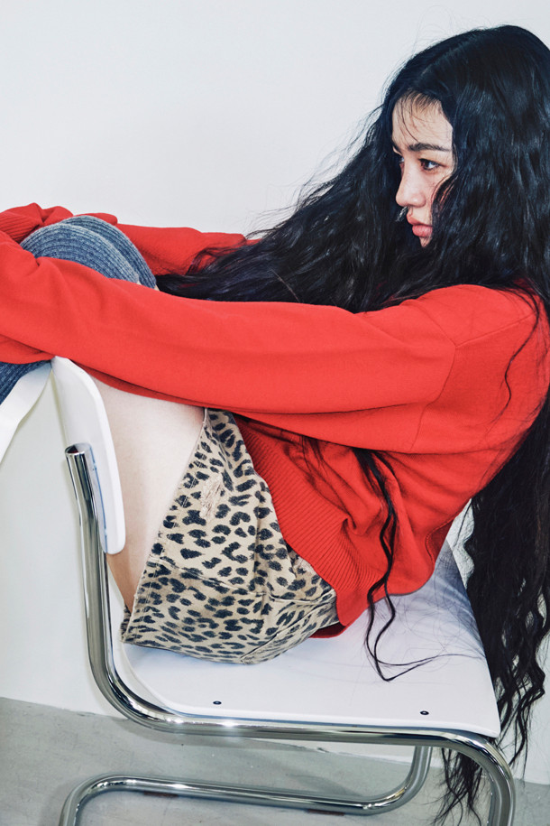 Chouetties by LUCKY CHOUETTE(슈에티 바이 럭키슈에뜨) 레오파드 미니 데님 스커트 (베이지)는 캐주얼과 빈티지 무드를 동시에 연출할 수 있는 여성용 미니스커트입니다. 사계절 활용 가능한 데님 소재의 H라인 핏으로, 로우라이즈 디자인이 특징입니다. 베이지 컬러 바탕에 레오파드 패턴이 돋보이며, 스톤 워싱과 데미지 디테일, 로고 캔톤, 리벳 장식, 레터링 자수 등의 디테일이 더해져 유니크한 매력을 선사합니다. 데이트룩과 쇼핑룩에 어울리는 캐주얼, 클래식, 미니멀 스타일의 아이템입니다.
