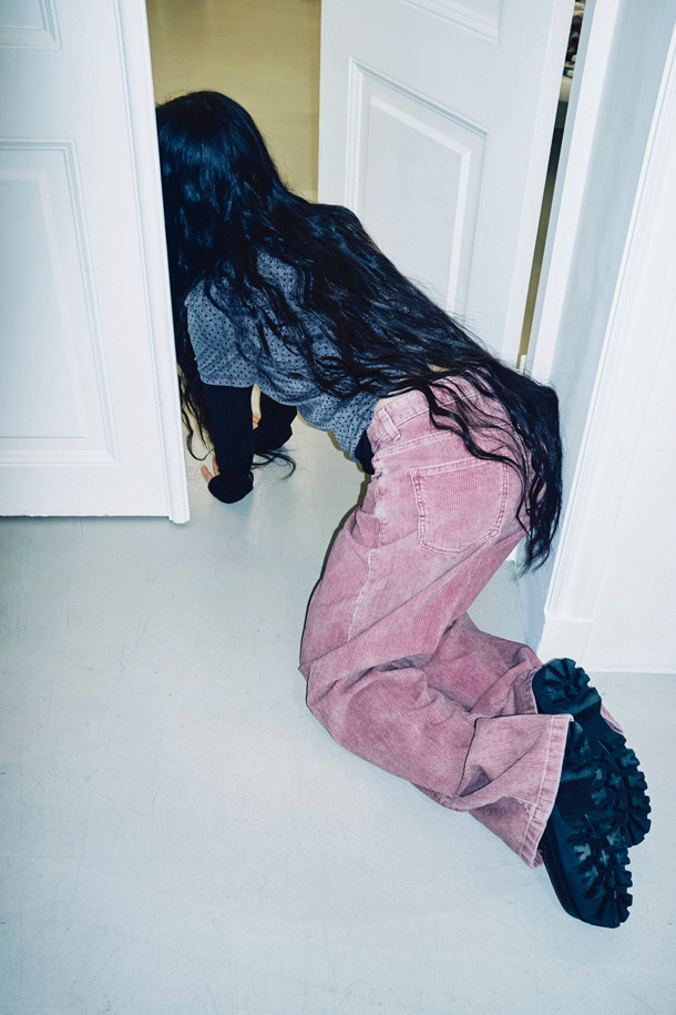 럭키슈에뜨(LUCKY CHOUETTE)의 "슈에티즈 by 럭키슈에뜨_워싱 와이드 코듀로이 팬츠(핑크)"는 캐주얼, 클래식, 미니멀 스타일을 즐기는 여성들을 위한 바지입니다. 가을, 겨울 시즌에 어울리는 두꺼운 두께감의 와이드핏 코듀로이 팬츠로, 워싱 가공을 거쳐 부드러운 촉감을 선사합니다. 로우라이즈 디자인에 럭키슈에뜨 로고와 Lucky Crescent Moon 자수 디테일이 돋보이며, 데이트룩 연출에 제격입니다. 맥시 기장으로 다리가 길어 보이는 효과를 주며, 핑크 컬러가 사랑스러운 분위기를 더합니다.
