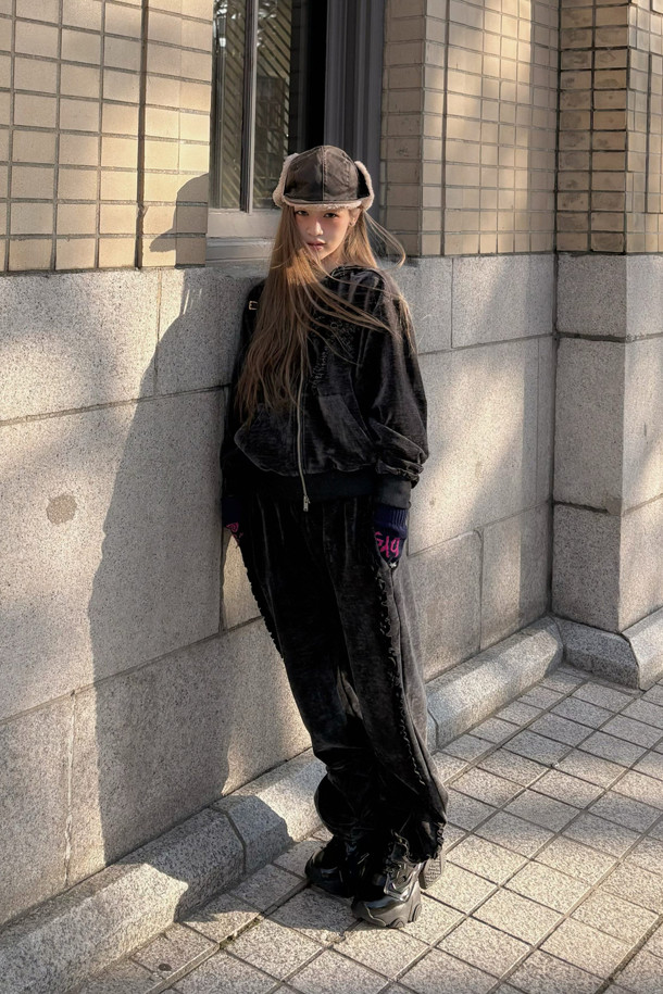 [Re-Order] 럭키슈에뜨_프릴 포인트 벨벳 롱 팬츠 (다크 그레이)는 부드러운 촉감의 벨벳 소재로 제작되어 가을, 겨울 시즌에 따뜻하게 착용하기 좋은 여성용 와이드 핏 긴 바지입니다. 허리 스트링과 사이드 러플 디테일이 캐주얼하면서도 여성스러운 분위기를 더하며, 루즈핏과 맥시 기장으로 편안함을 선사합니다. 집콕룩, 산책룩 등 편안한 일상에 잘 어울리며, 캐주얼, 미니멀, 클래식 스타일을 즐겨 입는 분들께 추천합니다. 세트 상품으로도 구매 가능합니다.
