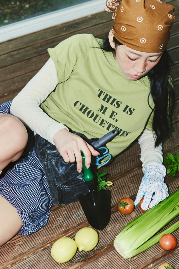 LUCKY CHOUETTE (럭키슈에뜨)의 Chouetties Check Volume Shorts (체크 볼륨 쇼츠) 입니다. 블루 컬러의 여성 숏팬츠로, 캐주얼하고 여성스러운 스타일을 연출합니다. 허리 밴딩과 밑단 밴딩으로 편안한 착용감을 선사하며, 셔링 디테일과 볼륨감 있는 디자인이 특징입니다. 체크 패턴이 돋보이며, 뒷면 라벨 장식으로 포인트를 더했습니다. 동네 마실룩, 카페룩, 봄 소풍룩 등 다양한 TPO에 활용하기 좋은 아이템입니다.
