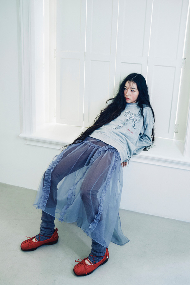 LUCKY CHOUETTE (럭키슈에뜨)의 Chouetties 리본 포인트 스웨트셔츠 (멜란지 그레이)입니다. 부드러운 코튼 미니 쮸리 소재로 제작되어 편안한 착용감을 선사합니다. 캐주얼하고 빈티지한 무드를 연출하며, 루즈핏 디자인으로 활동성을 높였습니다. 소매와 밑단은 시보리 처리되었으며, 볼륨감 있는 리본 자수와 레터링 자수가 포인트로 더해져 사랑스러운 느낌을 줍니다. 봄, 가을 동네 마실룩이나 봄 소풍룩으로 활용하기 좋습니다.
