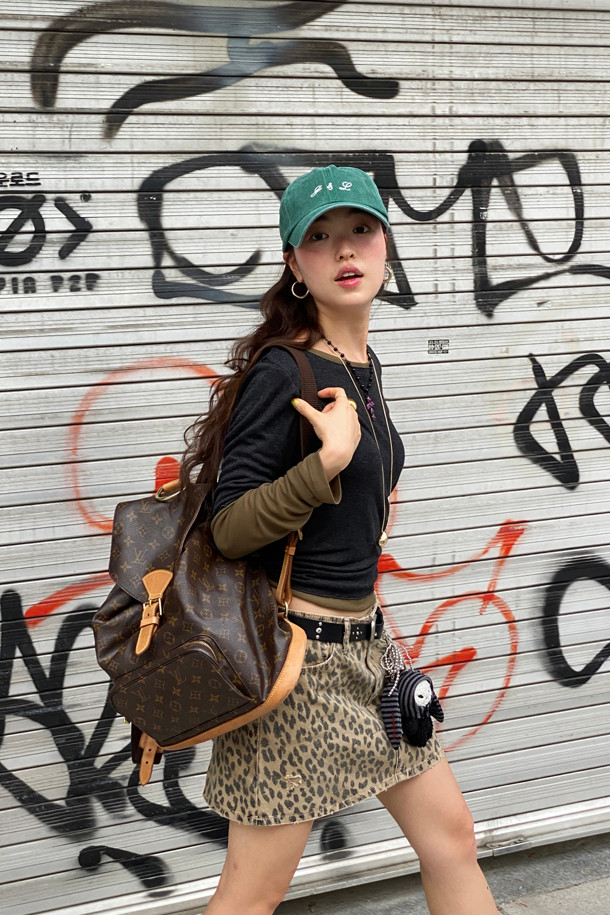 LUCKY CHOUETTE (럭키슈에뜨)의 Chouetties 레이어드 긴팔 티셔츠 (다크 그레이)입니다. 부드러운 레이온과 폴리에스터 혼방 소재로 제작되어 얇고 편안한 착용감을 선사합니다. 슬림핏 라운드넥 디자인에 언밸런스 기장감과 럭키 크레센트 문 와펜 자수 디테일이 특징입니다. 간절기에는 단독으로, 겨울철에는 레이어드하여 데이트룩이나 데일리룩으로 활용하기 좋습니다. 캐주얼, 미니멀 스타일을 즐겨 입는 여성분들께 추천합니다.
