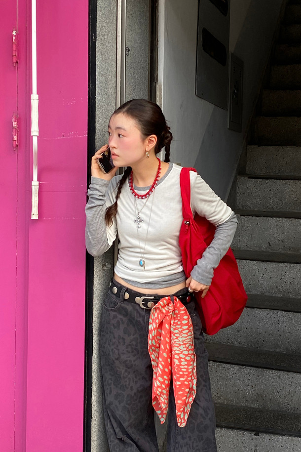 럭키 슈에뜨(LUCKY CHOUETTE)의 Chouetties 레이어링 긴소매 티셔츠(아이보리)입니다. 부드러운 촉감의 레이온과 폴리에스터 혼방 소재로 제작되었으며, 봄, 가을에 착용하기 좋습니다. 슬림핏의 라운드넥 디자인으로, 캐주얼하고 미니멀한 스타일을 연출합니다. 언밸런스 기장과 레이어드 디자인이 특징이며, Lucky Crescent Moon 모티브 자수 디테일로 포인트를 더했습니다. 단독 또는 레이어드하여 데이트룩을 완성해보세요.
