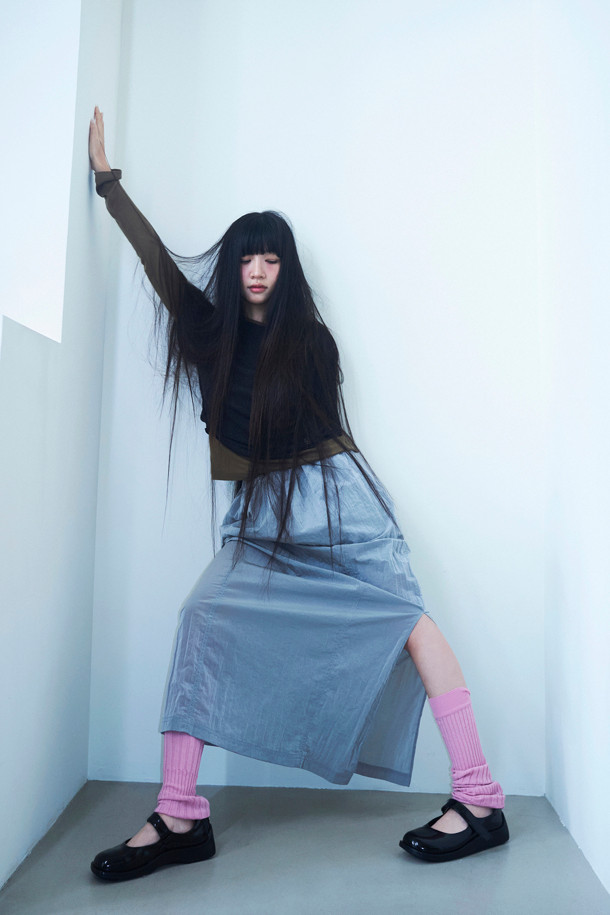 럭키슈에뜨(LUCKY CHOUETTE)의 Chouetties 레이어드 네이비 긴팔 티셔츠입니다. 캐주얼 및 미니멀 스타일을 추구하는 분들을 위한 베이직 아이템으로, 데이트룩과 카페룩에 잘 어울립니다. 부드러운 레이온과 폴리에스터 혼방 소재로 제작되었으며, 슬림핏 라운드넥 디자인입니다. 언밸런스 기장에 럭키 크레센트 문(Crescent Moon) 와펜 자수 디테일이 특징이며, 단독 또는 레이어드하여 다양한 스타일을 연출할 수 있습니다. 봄, 가을, 겨울, 세 계절 모두 활용 가능하며, 편안한 착용감을 선사합니다.
