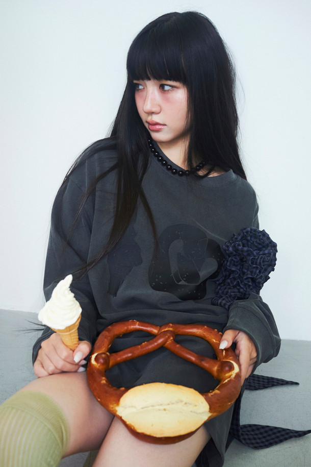 LUCKY CHOUETTE (럭키 슈에뜨)의 Chouetties 그래픽 루즈핏 피그먼트 긴소매 티셔츠 (그레이)입니다. 캐주얼과 빈티지 스타일을 연출하며, 봄, 가을, 겨울 계절에 폭넓게 활용할 수 있습니다. 넉넉한 루즈핏과 라운드넥 디자인으로 편안한 착용감을 선사하며, 면 소재로 제작되어 부드러운 촉감을 느낄 수 있습니다. 피그먼트 워싱 가공과 소매단 시보리 처리로 디자인의 완성도를 높였습니다. 단독 드라이클리닝을 권장하며, 물빠짐 및 이염에 주의하여 관리해야 합니다. 동네 마실룩이나 겨울 데일리룩에 미니멀한 스타일을 더해보세요.
