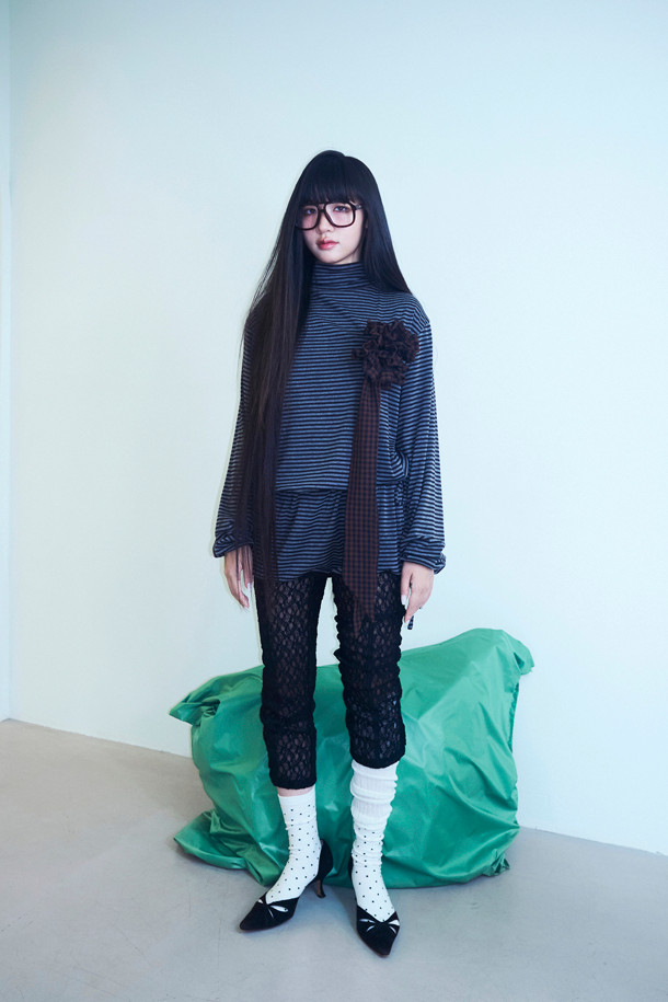 럭키슈에뜨(LUCKY CHOUETTE)의 Chouetties 허리 스트링 하이넥 티셔츠입니다. 캐주얼한 무드의 여성 의류로, 봄, 여름, 가을에 착용하기 좋습니다. 멀티컬러의 스트라이프와 레터링 패턴이 돋보이며, 루즈핏으로 편안함을 더했습니다. 하이넥 디자인과 긴 소매, 소매단/밑단 배색 디테일이 특징이며, 허리 스트링으로 핏 조절이 가능합니다. 면, 폴리에스터, 레이온 혼방 소재로 제작되어 웨어러블하게 즐길 수 있습니다.
