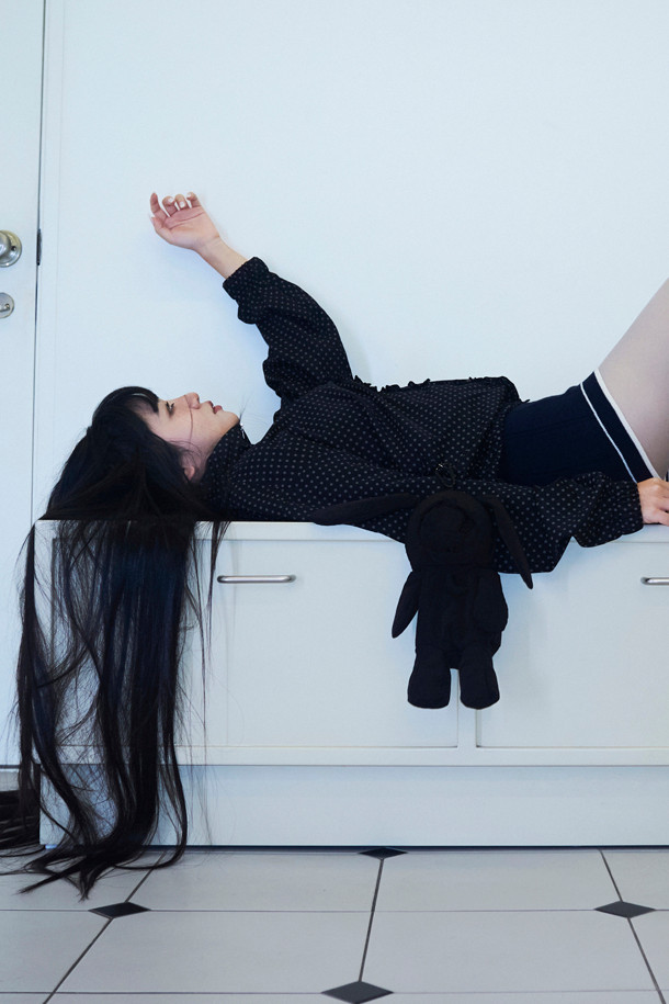 LUCKY CHOUETTE (럭키슈에뜨)의 도트 패턴 프릴 포인트 점퍼는 블랙 컬러의 여성용 아우터입니다. 가볍고 부드러운 나일론 소재로 제작되어 봄, 가을 간절기에 착용하기 좋습니다. 지퍼형 여밈 방식과 루즈핏 디자인으로 편안한 착용감을 선사하며, 프릴 디테일과 레터링 프린트가 돋보입니다. 소매와 밑단 밴딩 처리로 활동성을 높였으며, 슈롱이 파우치 세트가 포함되어 실용적입니다. 캐주얼, 미니멀, 걸리시 스타일을 즐기는 분들께 동네 마실룩, 쇼핑룩, 봄 소풍룩으로 추천합니다.
