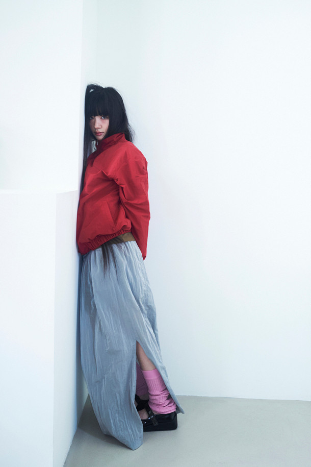 럭키슈에뜨(LUCKY CHOUETTE)의 Chouetties 도트 패턴 프릴 포인트 점퍼 (레드)입니다. 캐주얼하고 걸리시한 스타일로, 봄, 가을에 데이트룩, 동네 마실룩, 봄 소풍룩에 매치하기 좋습니다. 얇은 두께의 나일론 소재로 제작되어 부드러운 촉감을 선사하며, 루즈핏으로 편안하게 착용할 수 있습니다. 지퍼형 여밈 방식에 긴 소매, 소매와 밑단 밴딩 처리로 활동성을 더했습니다. 프릴 디테일과 레터링 프린트가 포인트이며, 슈롱이 파우치와 세트 구성으로 실용성까지 갖춘 아이템입니다.
