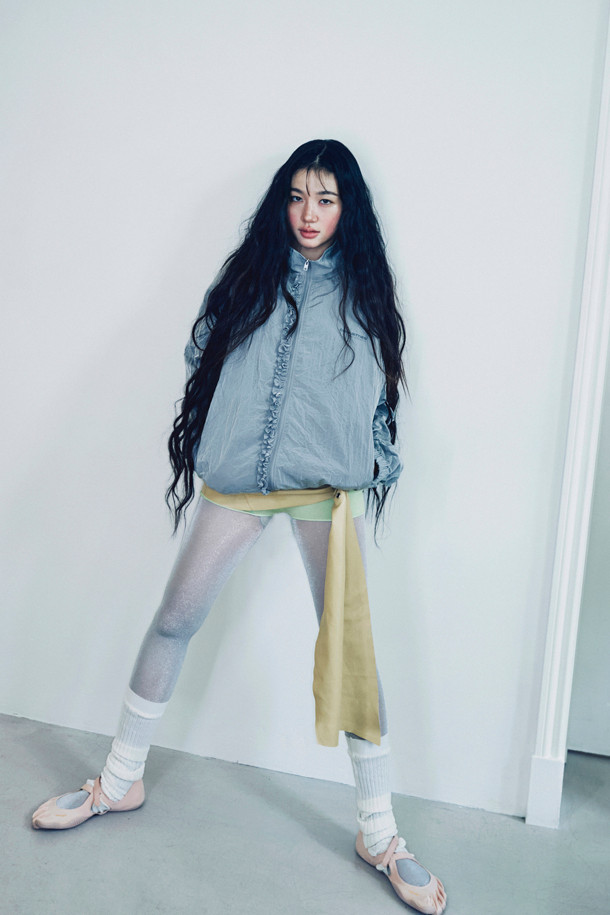 LUCKY CHOUETTE (럭키슈에뜨)의 Dot Pattern Frill Point Jumper (도트 패턴 프릴 포인트 점퍼, 실버)는 여성스러운 캐주얼 스타일을 완성하는 점퍼입니다. 가볍고 시원한 나일론 소재로 제작되어 봄, 가을에 착용하기 좋으며, 루즈핏으로 편안한 착용감을 선사합니다. 섬세한 프릴 디테일과 도트 패턴이 귀엽고 걸리시한 무드를 연출하며, 소매와 밑단 밴딩 처리로 활동성을 더했습니다. 레터링 프린트가 포인트이며, 슈롱이 파우치와 세트 구성되어 실용성을 높였습니다. 동네 마실룩, 봄 소풍룩, 여행룩 등 다양한 TPO에 활용해보세요.
