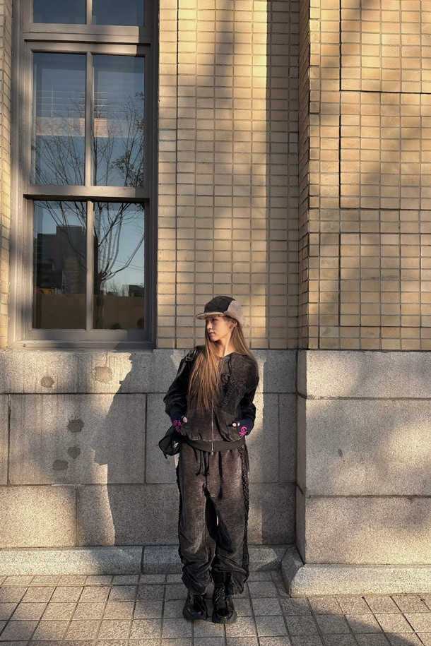 [Re-Order] 럭키슈에뜨_리본 포인트 벨벳 후드 점퍼 (다크 그레이)는 부드러운 벨벳 소재와 루즈핏으로 편안한 착용감을 선사하는 여성 후드 점퍼입니다. 캐주얼하고 미니멀한 스타일을 연출하며, 가을과 겨울에 따뜻하게 입을 수 있습니다. 다크 그레이 컬러에 무지 패턴으로 어떤 옷에도 잘 어울리며, 리본 자수 디테일과 시보리 밑단, 볼륨감 있는 실루엣이 특징입니다. 투웨이 지퍼로 편의성을 높였으며, 캠핑룩이나 산책룩 등 다양한 TPO에 활용 가능합니다. 두꺼운 두께감으로 보온성을 더했습니다.
