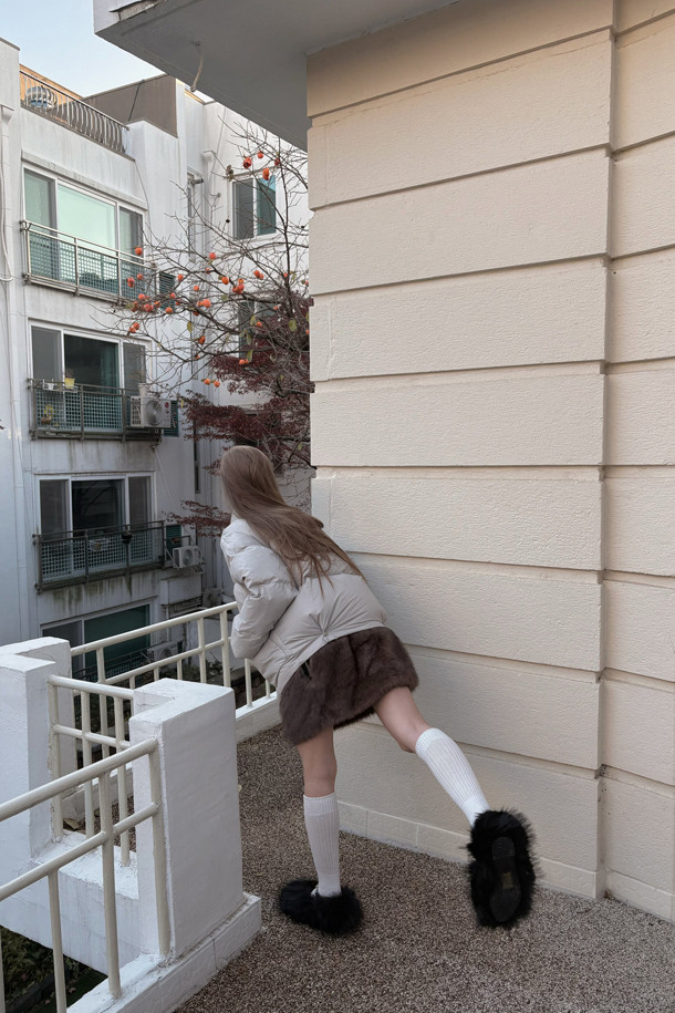 럭키슈에뜨 크롭 덕다운 점퍼는 캐주얼, 빈티지 스타일을 즐기는 분들을 위한 겨울철 필수 아이템입니다. 라이트 베이지 컬러의 무지 디자인으로 어떤 스타일에도 쉽게 매치할 수 있으며, 여행룩, 캠핑룩, 미니멀, 고프코어 스타일 연출에도 적합합니다. 덕다운(솜털 80%, 깃털 20%) 충전재(240g)와 두꺼운 두께감으로 보온성을 높였으며, 루즈핏 크롭 기장으로 트렌디함을 더했습니다. 빅 아웃포켓, 금속 지퍼, 럭키 크레센트 문 모티브 와펜 디테일이 돋보이며, 은은한 광택감이 고급스러운 분위기를 자아내는 긴소매 점퍼입니다.
