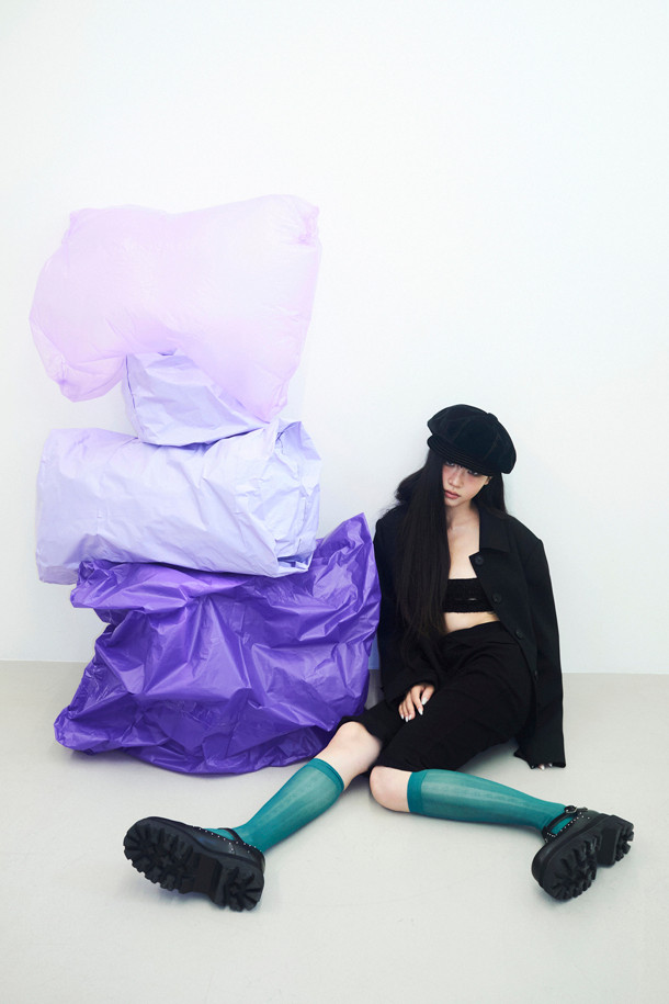 럭키슈에뜨 뷔스티에 니트 탑 (블랙)은 모던한 스타일을 추구하는 여성들을 위한 아이템입니다. 봄, 여름 시즌에 어울리는 크롭 기장의 민소매 디자인으로, 코튼과 레이온 혼방 소재에 망사 패턴이 더해져 시원하고 세련된 느낌을 줍니다. 뒤 끈으로 오픈/클로징이 가능하며, 메탈사가 믹스되어 은은한 포인트를 더합니다. 레귤러핏으로 제작되었으며, 스퀘어넥 라인이 특징입니다. 데이트룩, 카페룩, 여행룩 등 다양한 TPO에 미니멀, 시크, 클래식한 스타일을 연출할 수 있습니다.
