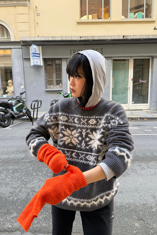 럭키슈에뜨(LUCKY CHOUETTE)의 Chouetties 노르딕 패턴 니트 풀오버(다크 그레이)는 가을, 겨울 시즌에 어울리는 여성용 상의입니다. 넉넉한 루즈핏 실루엣과 라운드넥 디자인으로 편안한 착용감을 선사하며, 울 혼방 소재로 제작되어 부드러운 촉감을 느낄 수 있습니다. 다크 그레이 컬러에 노르딕 패턴이 더해져 캐주얼하면서도 클래식한 분위기를 연출하며 캠핑룩, 집콕룩 등 다양한 TPO에 활용하기 좋습니다. 럭키 크레센트 문 모티브 패턴이 은은하게 포인트가 되어 미니멀한 스타일을 선호하는 분들께도 추천합니다. 긴소매 기장과 두꺼운 두께감으로 따뜻하게 착용할 수 있습니다.
