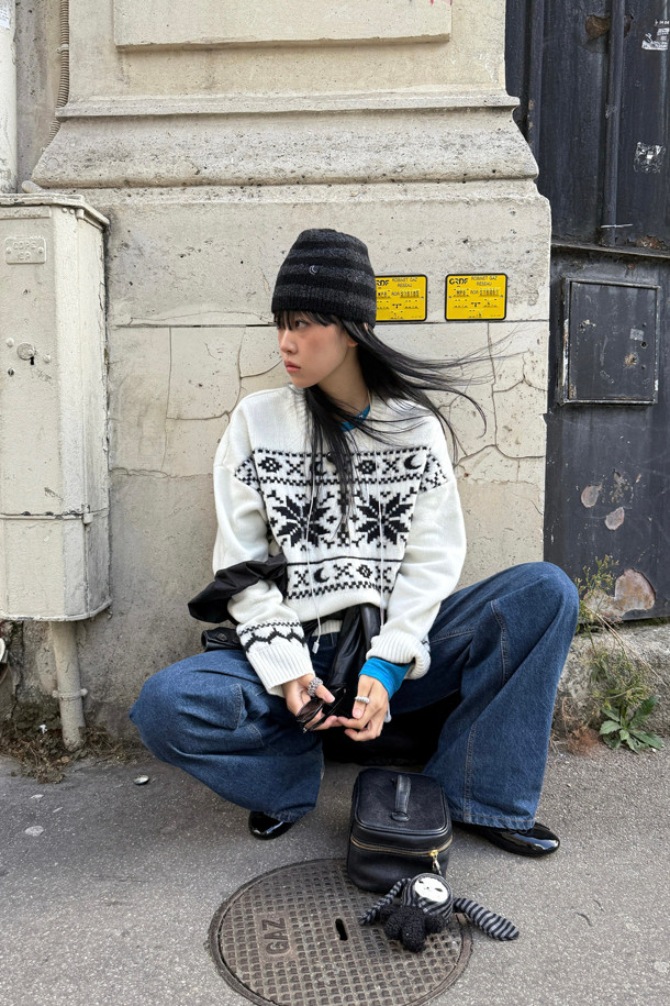 LUCKY CHOUETTE (럭키슈에뜨)의 노르딕 패턴 니트 풀오버 (아이보리)입니다. 부드러운 울 혼방 소재로 제작되어 가을, 겨울 시즌에 따뜻하게 착용할 수 있습니다. 라운드넥에 긴소매, 루즈핏 실루엣으로 편안한 착용감을 선사하며, 캐주얼, 클래식, 미니멀한 스타일을 연출하기 좋습니다. 럭키슈에뜨의 시그니처, Lucky Crescent Moon 모티브가 돋보이며 모임룩으로도 활용 가능한 매력적인 디자인입니다. 두꺼운 두께감으로 보온성을 높였으며, 아이보리 컬러의 노르딕 패턴이 포근한 분위기를 더합니다.
