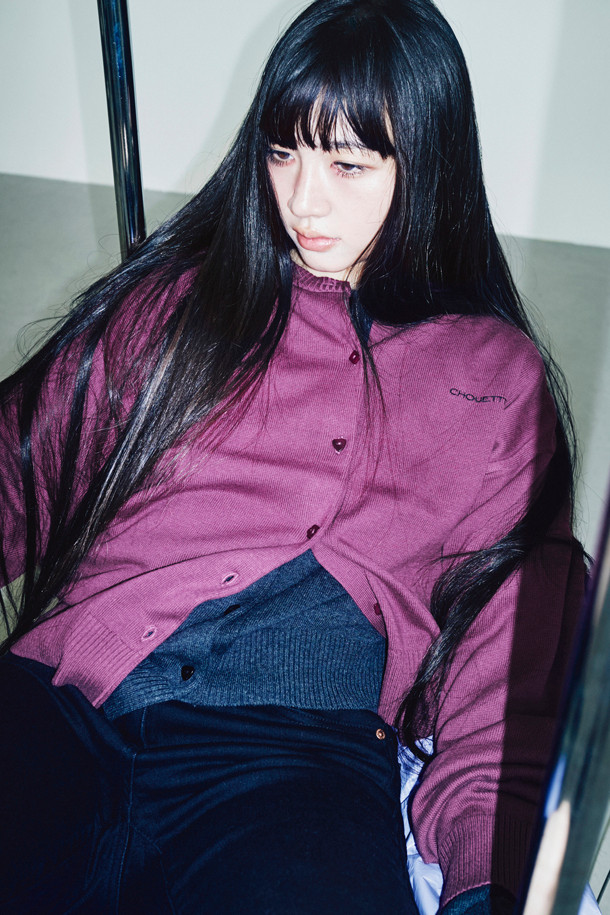 [Re-Order] 럭키슈에뜨_언밸런스 니트 가디건 (퍼플)은 부드러운 아크릴과 코튼 혼방 소재로 제작되어 봄, 가을에 착용하기 좋은 여성 니트 가디건입니다. 라운드넥에 긴 소매, 루즈핏으로 편안한 착용감을 선사하며, 언밸런스 기장과 레터링 자수 포인트가 캐주얼한 무드를 더합니다. 세 가지 모양의 믹스된 단추가 디자인의 묘미를 살리고, 데이트룩, 카페룩, 봄 소풍룩 등 다양한 TPO에 활용 가능합니다. 미니멀, 로맨틱 스타일을 선호하는 분들께 추천하며, 캐주얼한 스타일링에 포인트를 더해줍니다.
