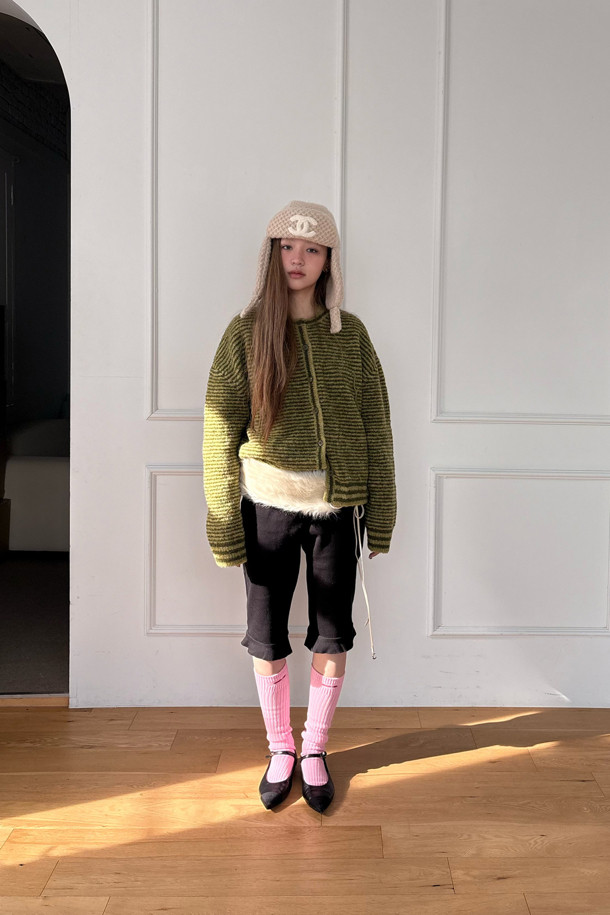 럭키슈에뜨(LUCKY CHOUETTE)의 Chouetties 언밸런스 스트라이프 니트 가디건 (올리브)입니다. 부드러운 울 소재로 제작되어 가을과 겨울에 따뜻하게 착용할 수 있습니다. 캐주얼한 무드의 루즈핏으로 편안함을 선사하며, 라운드 넥과 긴 소매 디자인이 특징입니다. 언밸런스 기장감과 럭키 크레센트 문 자수, 하트 모양 단추 디테일이 돋보이는 디자인으로 데이트룩, 모임룩, 캐주얼, 클래식, 미니멀 스타일 모두 소화 가능합니다. 두꺼운 두께감으로 포근함을 더했습니다.
