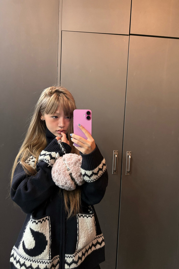 [Re-Order] 럭키슈에뜨_노르딕 패턴 하이넥 가디건 (다크 네이비)는 여성 의류로, 가을과 겨울에 따뜻하게 입을 수 있는 니트/스웨터입니다. 다크 네이비 컬러에 캐주얼, 빈티지 스타일을 더한 루즈핏 가디건으로, 하이넥 디자인과 긴 소매가 특징입니다. 두꺼운 울 소재로 제작되어 부드러운 촉감을 선사하며, 노르딕 패턴이 돋보입니다. 투웨이 지퍼와 아웃포켓 디테일, 럭키 크레센트 문 모티브가 돋보이며, 출근룩이나 모임룩, 캐주얼, 클래식, 미니멀 스타일 모두 소화 가능합니다.
