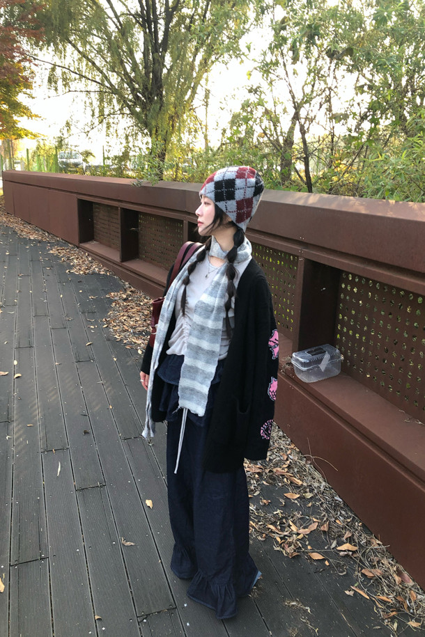 컬러 자카드 니트 가디건 (블랙)은 부드러운 울과 모헤어 혼방 소재로 제작되어 폭신한 촉감을 선사합니다. 힙 기장의 박시핏 디자인에 브이넥 라인으로 편안하면서도 세련된 스타일을 연출합니다. 긴 소매와 버튼 여밈, 포켓 디테일이 돋보이며, 배색 컬러감이 은은한 포인트를 더합니다. 가을, 겨울 시즌에 캐주얼, 클래식, 미니멀 스타일을 즐겨 입는 여성분들에게 모임룩, 출근룩으로 추천합니다. 가볍게 걸쳐 입기 좋아 간절기부터 겨울까지 폭넓게 활용 가능합니다.
