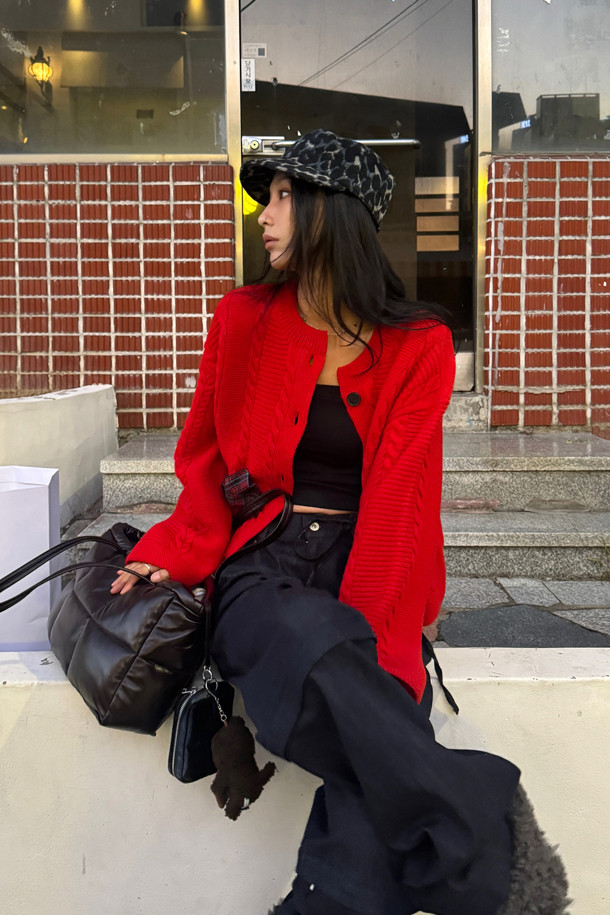 [Re-Order] 체크 리본 라운드 넥 니트 가디건 (레드)는 포근한 울 소재로 제작되어 가을, 겨울 시즌에 따뜻하게 착용하기 좋은 여성 니트 가디건입니다. 체크 패턴과 리본 장식이 걸리시한 무드를 더하며, 라운드 넥과 긴 소매 디자인으로 부드러운 촉감을 선사합니다. 넉넉한 루즈핏과 코쿠닝 실루엣으로 편안함을 강조하며, 데이트룩, 모임룩 등 다양한 TPO에 캐주얼, 클래식, 걸리시 스타일로 연출하기 좋습니다. 두꺼운 두께감의 케이블 조직 니트로 제작되어 따뜻함과 스타일을 동시에 잡았습니다.
