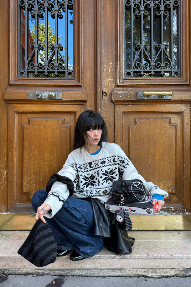 LUCKY CHOUETTE (럭키슈에뜨)의 Chouetties (슈에티스) Shurong (슈롱) 키링입니다. 부클과 져지 소재를 사용하여 제작되었으며, 캐주얼한 스타일을 연출합니다. 멀티컬러, 블랙, 그레이 색상으로 제공되며, 스트라이프와 슈롱이 캐릭터, 토끼 탈 디자인의 자수 장식이 돋보입니다. 탈착 가능하여 실용적이며, 일상에서 포인트를 줄 수 있는 아이템입니다. 올빼미 캐릭터가 귀여움을 더하는 키링입니다.
