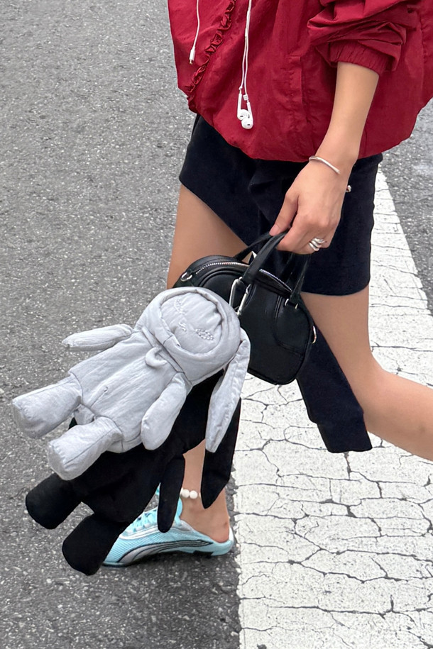 Chouetties by LUCKY CHOUETTE(슈에티 by 럭키슈에뜨)의 Chourong Pouch Key Ring(슈롱 파우치 키링) (silver)입니다. 가볍고 넉넉한 수납력을 자랑하는 파우치형 키링으로, 캐주얼한 스타일을 연출하기 좋습니다. 나일론 소재로 제작되었으며, 슈롱이 캐릭터 디자인이 귀엽게 돋보입니다. 동네 마실룩, 쇼핑룩, 여행룩 등 다양한 TPO에 활용할 수 있으며, 캐주얼, 미니멀, 걸리시한 스타일을 즐기는 분들께 추천합니다. 프릴 점퍼와 함께 코디하여 더욱 사랑스러운 룩을 완성해보세요.
