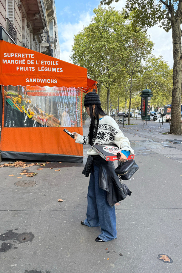 럭키슈에뜨(LUCKY CHOUETTE)의 Chouetties 스트라이프 니트 비니(블랙)입니다. 가을, 겨울 시즌에 어울리는 울 혼방 소재로 제작되어 부드러운 촉감을 선사하며, 가벼운 착용감을 자랑합니다. 일상 및 출근룩, 모임룩에 매치하기 좋으며, 캐주얼, 미니멀, 클래식 스타일을 모두 소화할 수 있습니다. 얇은 두께감과 일반 모자 깊이로 편안하게 착용 가능하며, 럭키 크레센트 문 모티브 자수와 와펜 디자인이 돋보입니다. 블랙 컬러의 스트라이프 패턴으로 어떤 스타일에도 웨어러블하게 연출할 수 있습니다.
