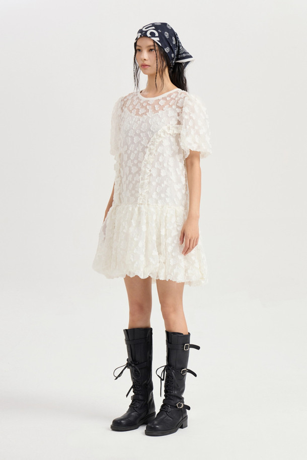 다크 네이비 색상의 페이즐리 스퀘어 스카프입니다. 면과 실크 혼방 소재로 제작되어 부드러운 촉감을 선사하며, 봄, 여름, 가을 계절에 착용하기 좋습니다. 클래식과 캐주얼 스타일 모두 소화 가능하며, 헤어밴드 또는 탑으로도 활용 가능한 다용도 아이템입니다. 동네 마실룩, 카페룩, 여행룩 등 다양한 TPO에 맞춰 스타일링 해보세요. 미니멀한 룩에도 포인트 아이템으로 활용하기 좋습니다.
