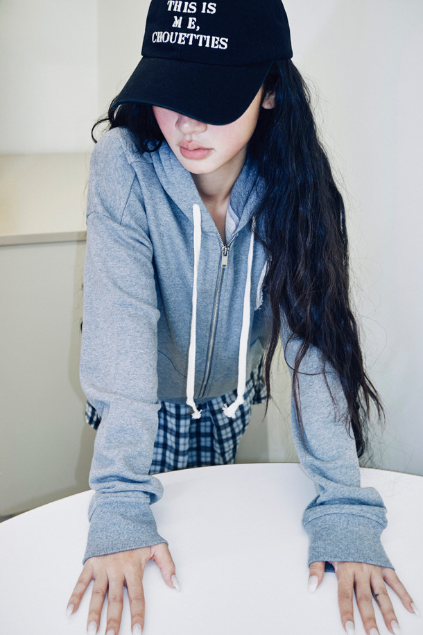 LUCKY CHOUETTE(럭키슈에뜨) Chouetties U넥 슬리브리스 원피스 (블랙)입니다. 깊고 와이드한 U넥 디자인과 솔리드, 체크 소재의 세련된 믹스가 돋보입니다. 허리 스트링 디테일과 Lucky Crescent Moon 모티브 패치 자수가 포인트로 더해졌으며, 단독 또는 레이어드하여 다양한 스타일을 연출할 수 있습니다. 데이트룩, 카페룩, 모임룩에 어울리는 클래식, 미니멀, 걸리시 무드의 슬리브리스 원피스입니다. 봄, 여름 시즌에 시원하고 스타일리시하게 즐겨보세요.
