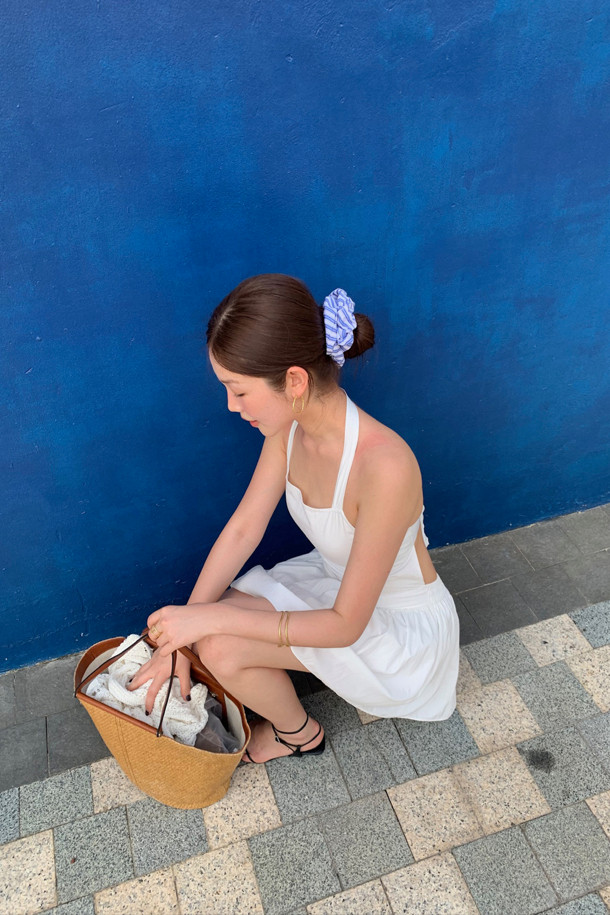 럭키슈에뜨의 Chouetties (슈에티스) 홀터넥 미니 드레스 (화이트)는 여성스러운 무드를 연출하는 여름 스타일의 미니 원피스입니다. A라인 플레어 스커트에 달 모티프 패턴이 더해져 로맨틱한 분위기를 자아내며, 홀터넥과 민소매 디자인으로 시원함을 더했습니다. 허리 밴딩과 등판 리본 디테일, 안감 처리가 편안한 착용감을 선사하며, 레이어드 스타일링이 가능하여 다양한 연출이 가능합니다. 데이트룩, 휴가룩, 리조트룩 등 TPO에 구애받지 않고, 걸리시하고 리조트한 스타일을 완성할 수 있습니다.
