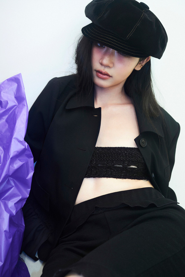 럭키슈에뜨(LUCKY CHOUETTE)의 Chouetties Frill Point 재킷은 우아하고 페미닌한 스타일을 연출하는 여성용 블랙 자켓입니다. 봄, 가을에 착용하기 좋으며, 레귤러 핏과 보통 두께감으로 편안하게 즐길 수 있습니다. 테일러드 코트 타입에 싱글 버튼 여밈으로 깔끔함을 더하고, 어깨 패드와 러플 디테일이 특징입니다. 안감과 스트라이프 무늬가 고급스러운 느낌을 주며, 오피스룩, 모임룩, 데이트룩 등 다양한 TPO에 활용 가능합니다. 클래식, 미니멀, 시크한 스타일을 선호하는 분들께 추천합니다.
