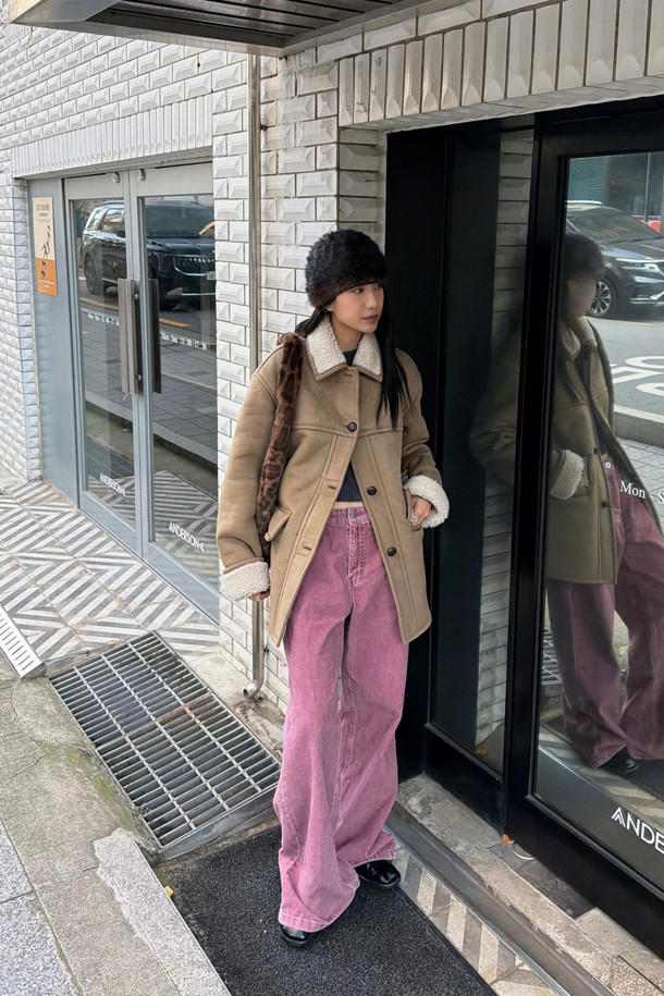 럭키슈에뜨 Chouetties (쇼티스) Fake Mustang (베이지)는 여성스러운 캐주얼 스타일을 연출하는 무스탕입니다. 스웨이드와 덤블 소재의 조화로 포근하고 부드러운 촉감을 선사하며, 두꺼운 두께감으로 따뜻하게 착용할 수 있습니다. 넉넉한 루즈핏과 스탠다드핏 디자인으로 편안한 착용감을 제공하며, 하프 기장으로 다양한 하의와 매치하기 좋습니다. 아웃포켓 디테일과 로고 엠보 포인트가 디자인의 포인트를 더하며, 가을과 겨울 시즌 데일리룩에 활용하기 좋습니다. 베이지 컬러는 미니멀하고 클래식한 분위기를 연출합니다.
