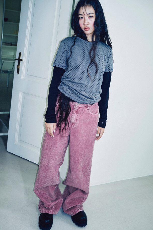 럭키슈에뜨(LUCKY CHOUETTE)의 "슈에티즈 by 럭키슈에뜨_워싱 와이드 코듀로이 팬츠(핑크)"는 캐주얼, 클래식, 미니멀 스타일을 즐기는 여성들을 위한 바지입니다. 가을, 겨울 시즌에 어울리는 두꺼운 두께감의 와이드핏 코듀로이 팬츠로, 워싱 가공을 거쳐 부드러운 촉감을 선사합니다. 로우라이즈 디자인에 럭키슈에뜨 로고와 Lucky Crescent Moon 자수 디테일이 돋보이며, 데이트룩 연출에 제격입니다. 맥시 기장으로 다리가 길어 보이는 효과를 주며, 핑크 컬러가 사랑스러운 분위기를 더합니다.
