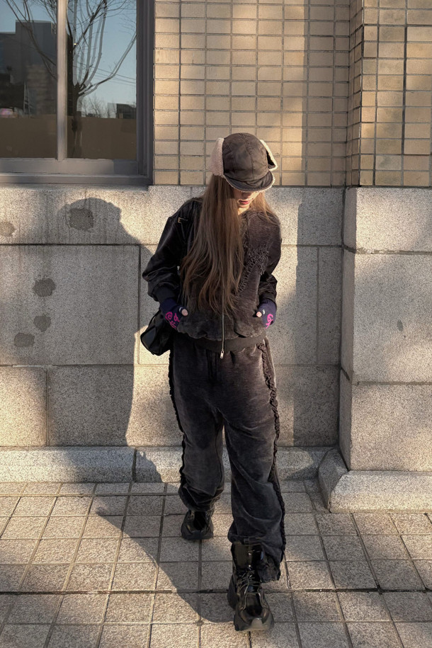 [Re-Order] 럭키슈에뜨_프릴 포인트 벨벳 롱 팬츠 (다크 그레이)는 부드러운 촉감의 벨벳 소재로 제작되어 가을, 겨울 시즌에 따뜻하게 착용하기 좋은 여성용 와이드 핏 긴 바지입니다. 허리 스트링과 사이드 러플 디테일이 캐주얼하면서도 여성스러운 분위기를 더하며, 루즈핏과 맥시 기장으로 편안함을 선사합니다. 집콕룩, 산책룩 등 편안한 일상에 잘 어울리며, 캐주얼, 미니멀, 클래식 스타일을 즐겨 입는 분들께 추천합니다. 세트 상품으로도 구매 가능합니다.
