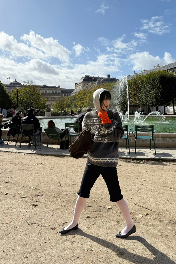 LUCKY CHOUETTE (럭키슈에뜨)의 Frill Point 바이커 쇼츠(블랙)입니다. 허리 밴딩으로 편안한 착용감을 선사하며, 옆 라인 지퍼 디테일로 포인트를 더했습니다. 면, 폴리에스터 혼방 소재로 제작되어 봄, 여름 시즌에 적합하며, 슬림핏 디자인으로 여성스러운 실루엣을 연출합니다. 허리와 밑단 러플 디테일과 러플 끝단의 자수 처리가 돋보이는 제품입니다. 데이트룩, 모임룩 등 다양한 TPO에 미니멀, 걸리시, 로맨틱한 스타일을 더해 활용할 수 있습니다.
