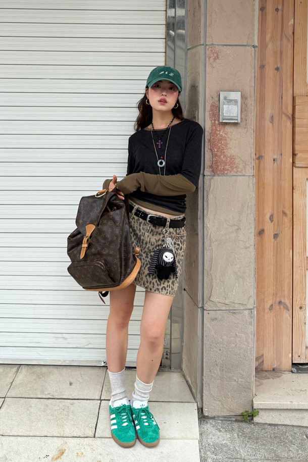 LUCKY CHOUETTE (럭키슈에뜨)의 Chouetties 레이어드 긴팔 티셔츠 (다크 그레이)입니다. 부드러운 레이온과 폴리에스터 혼방 소재로 제작되어 얇고 편안한 착용감을 선사합니다. 슬림핏 라운드넥 디자인에 언밸런스 기장감과 럭키 크레센트 문 와펜 자수 디테일이 특징입니다. 간절기에는 단독으로, 겨울철에는 레이어드하여 데이트룩이나 데일리룩으로 활용하기 좋습니다. 캐주얼, 미니멀 스타일을 즐겨 입는 여성분들께 추천합니다.
