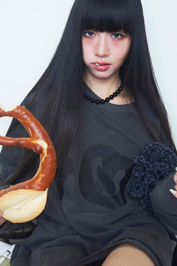 LUCKY CHOUETTE (럭키 슈에뜨)의 Chouetties 그래픽 루즈핏 피그먼트 긴소매 티셔츠 (그레이)입니다. 캐주얼과 빈티지 스타일을 연출하며, 봄, 가을, 겨울 계절에 폭넓게 활용할 수 있습니다. 넉넉한 루즈핏과 라운드넥 디자인으로 편안한 착용감을 선사하며, 면 소재로 제작되어 부드러운 촉감을 느낄 수 있습니다. 피그먼트 워싱 가공과 소매단 시보리 처리로 디자인의 완성도를 높였습니다. 단독 드라이클리닝을 권장하며, 물빠짐 및 이염에 주의하여 관리해야 합니다. 동네 마실룩이나 겨울 데일리룩에 미니멀한 스타일을 더해보세요.
