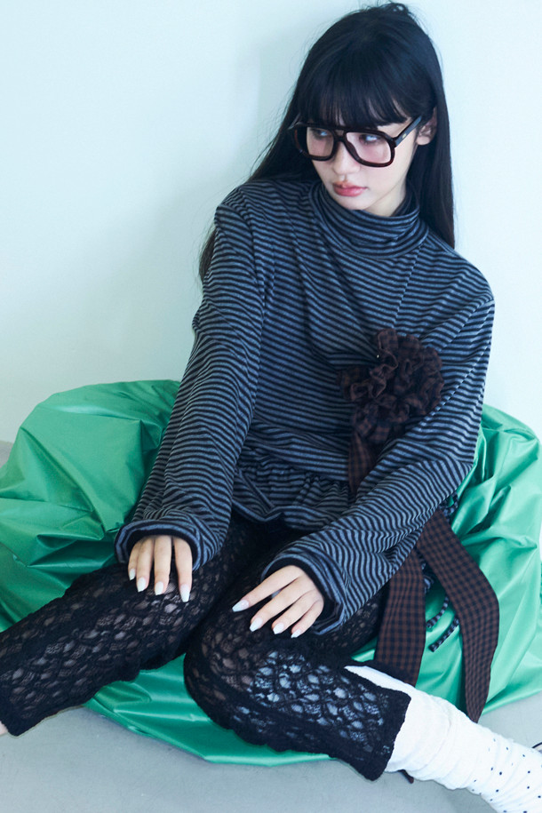 럭키슈에뜨(LUCKY CHOUETTE)의 Chouetties 허리 스트링 하이넥 티셔츠입니다. 캐주얼한 무드의 여성 의류로, 봄, 여름, 가을에 착용하기 좋습니다. 멀티컬러의 스트라이프와 레터링 패턴이 돋보이며, 루즈핏으로 편안함을 더했습니다. 하이넥 디자인과 긴 소매, 소매단/밑단 배색 디테일이 특징이며, 허리 스트링으로 핏 조절이 가능합니다. 면, 폴리에스터, 레이온 혼방 소재로 제작되어 웨어러블하게 즐길 수 있습니다.
