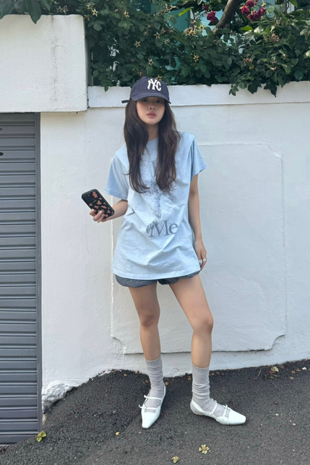 LUCKY CHOUETTE - 반소매 티셔츠 - [Re-Order] Chouetties by LUCKY CHOUETTE_Graphic Semi Over Fit Half Sleeve T-shirt (light blue)