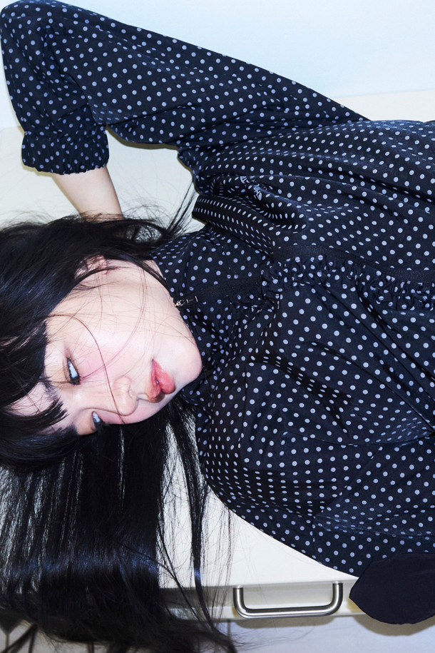 LUCKY CHOUETTE (럭키슈에뜨)의 도트 패턴 프릴 포인트 점퍼는 블랙 컬러의 여성용 아우터입니다. 가볍고 부드러운 나일론 소재로 제작되어 봄, 가을 간절기에 착용하기 좋습니다. 지퍼형 여밈 방식과 루즈핏 디자인으로 편안한 착용감을 선사하며, 프릴 디테일과 레터링 프린트가 돋보입니다. 소매와 밑단 밴딩 처리로 활동성을 높였으며, 슈롱이 파우치 세트가 포함되어 실용적입니다. 캐주얼, 미니멀, 걸리시 스타일을 즐기는 분들께 동네 마실룩, 쇼핑룩, 봄 소풍룩으로 추천합니다.
