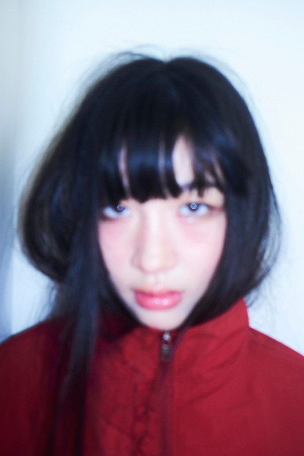 럭키슈에뜨(LUCKY CHOUETTE)의 Chouetties 도트 패턴 프릴 포인트 점퍼 (레드)입니다. 캐주얼하고 걸리시한 스타일로, 봄, 가을에 데이트룩, 동네 마실룩, 봄 소풍룩에 매치하기 좋습니다. 얇은 두께의 나일론 소재로 제작되어 부드러운 촉감을 선사하며, 루즈핏으로 편안하게 착용할 수 있습니다. 지퍼형 여밈 방식에 긴 소매, 소매와 밑단 밴딩 처리로 활동성을 더했습니다. 프릴 디테일과 레터링 프린트가 포인트이며, 슈롱이 파우치와 세트 구성으로 실용성까지 갖춘 아이템입니다.
